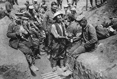 Prigionieri tedeschi feriti: un soldato distribuisce acqua, da The Illustrated War News, 18 agosto 1916 da English Photographer